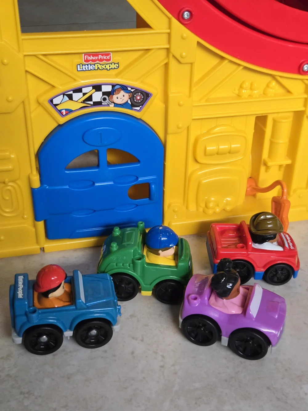2010 Fisher Price Little People Wheelies Rev'n Sounds Race Track with 4 Wheelies